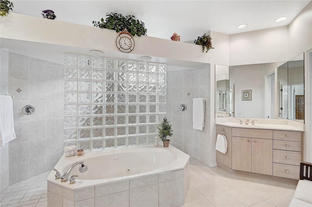 For Sale: $850,000 (4 beds, 3 baths, 2996 Square Feet)