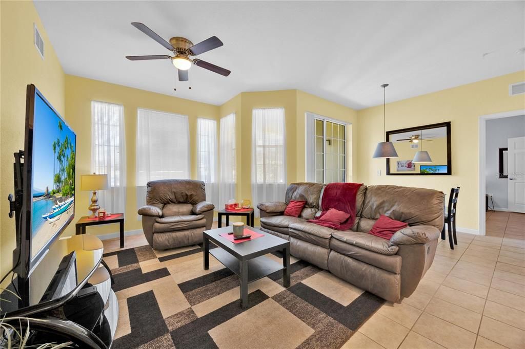 待售: $215,000 (2 贝兹, 2 浴室, 1261 平方英尺)