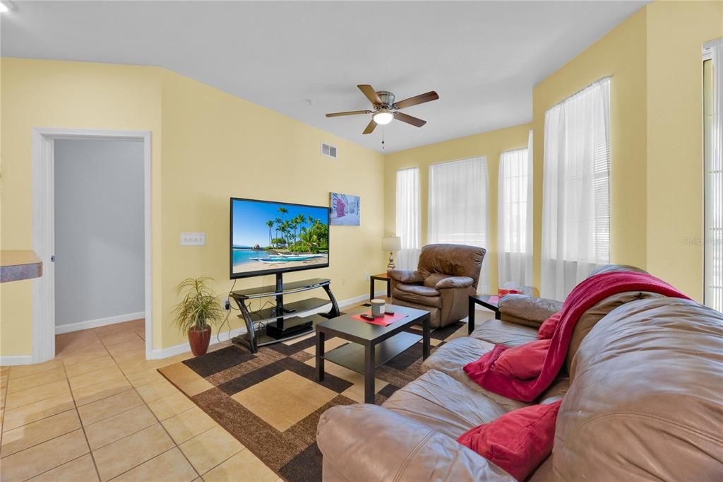 待售: $215,000 (2 贝兹, 2 浴室, 1261 平方英尺)