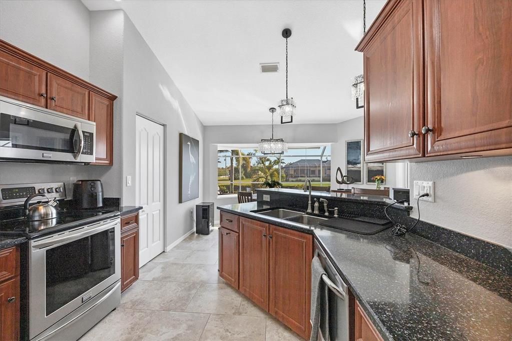 На продажу: $525,000 (3 спален, 2 ванн, 2139 Квадратных фут)