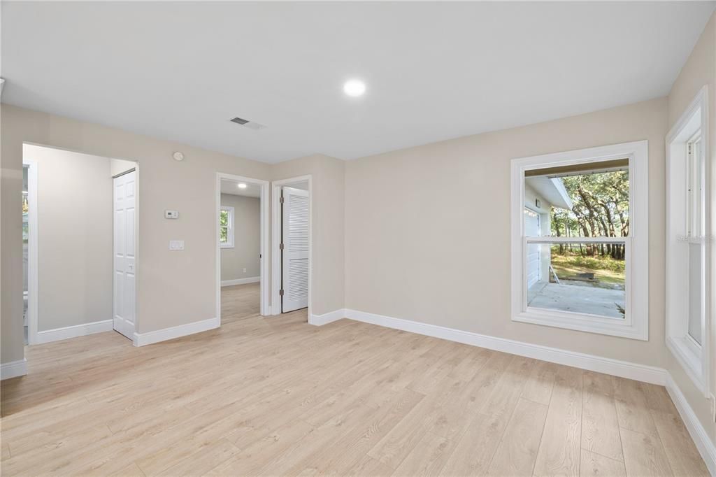 合同活跃: $300,000 (3 贝兹, 2 浴室, 1702 平方英尺)