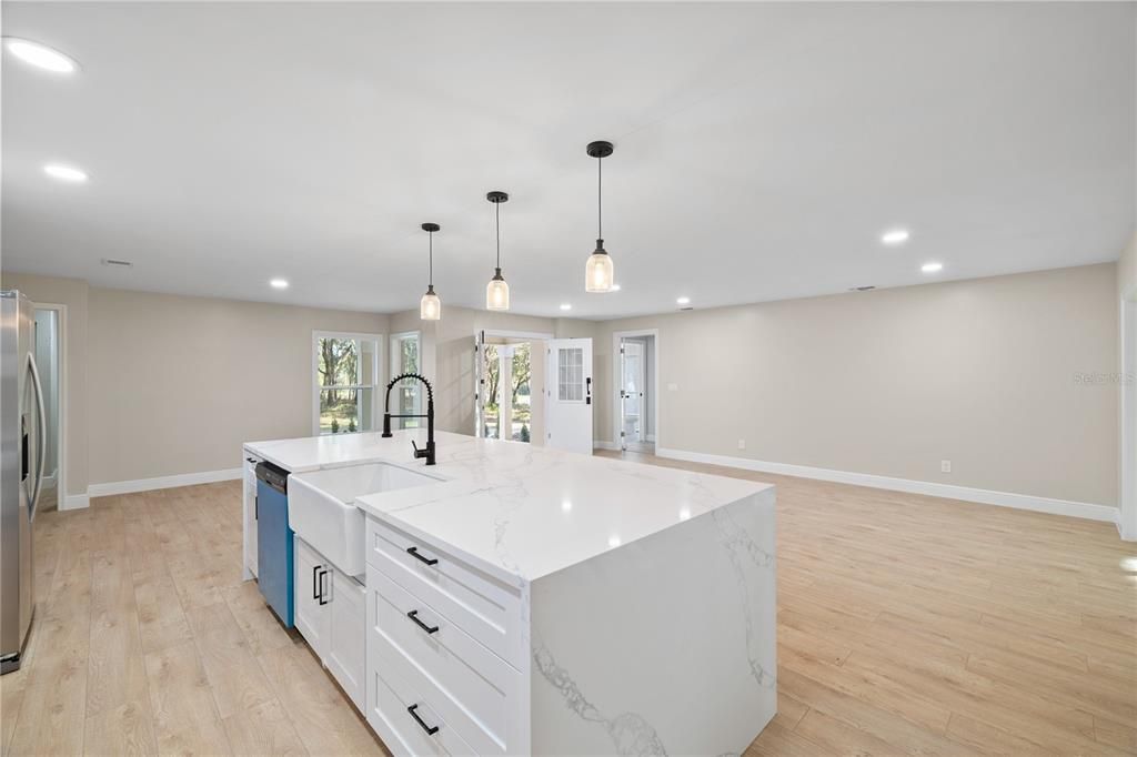 合同活跃: $300,000 (3 贝兹, 2 浴室, 1702 平方英尺)