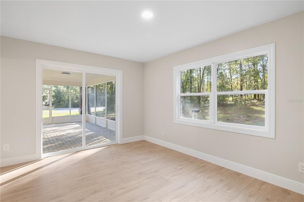 合同活跃: $300,000 (3 贝兹, 2 浴室, 1702 平方英尺)