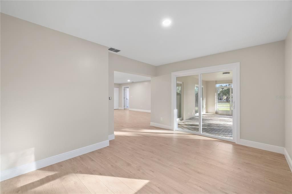 合同活跃: $300,000 (3 贝兹, 2 浴室, 1702 平方英尺)