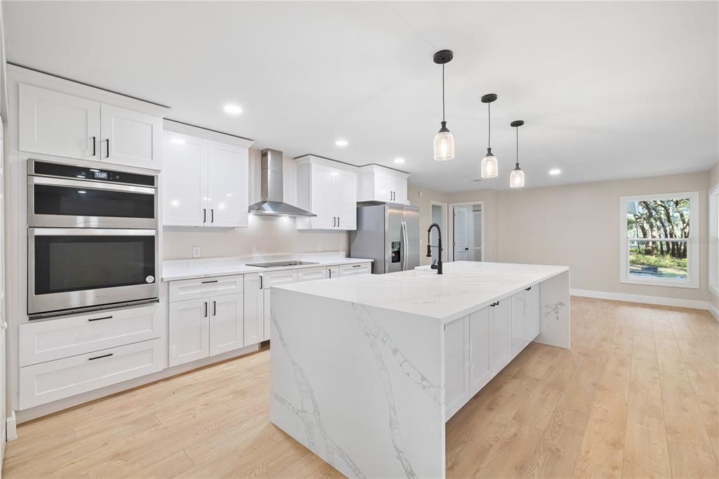 合同活跃: $300,000 (3 贝兹, 2 浴室, 1702 平方英尺)