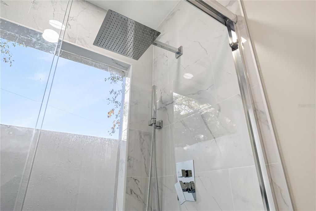 合同活跃: $300,000 (3 贝兹, 2 浴室, 1702 平方英尺)