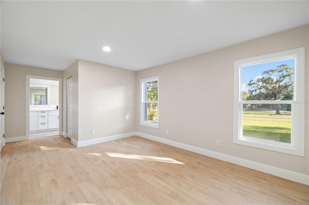 合同活跃: $300,000 (3 贝兹, 2 浴室, 1702 平方英尺)