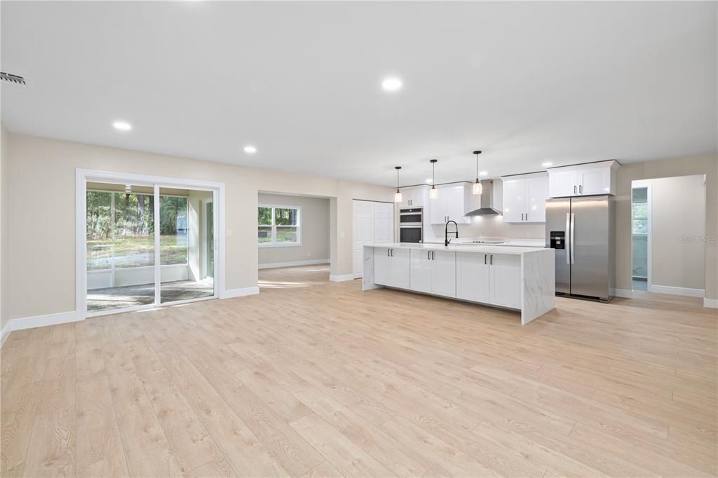 合同活跃: $300,000 (3 贝兹, 2 浴室, 1702 平方英尺)