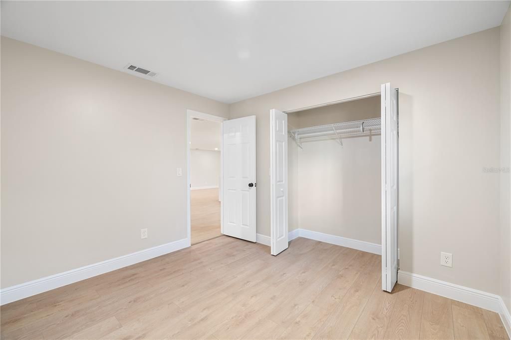 合同活跃: $300,000 (3 贝兹, 2 浴室, 1702 平方英尺)