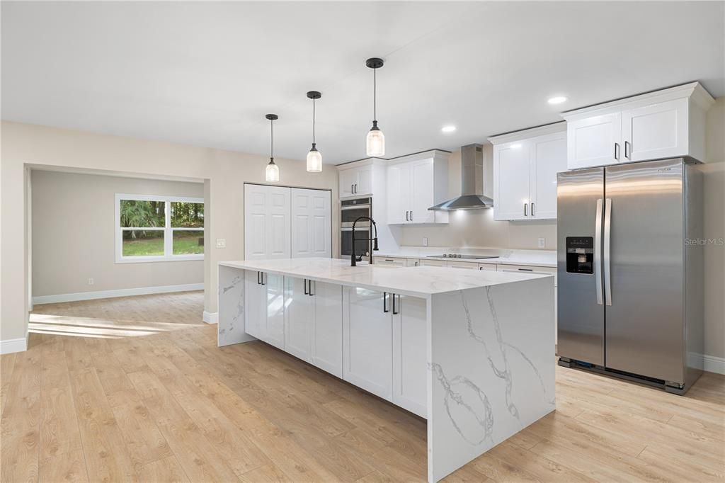 合同活跃: $300,000 (3 贝兹, 2 浴室, 1702 平方英尺)