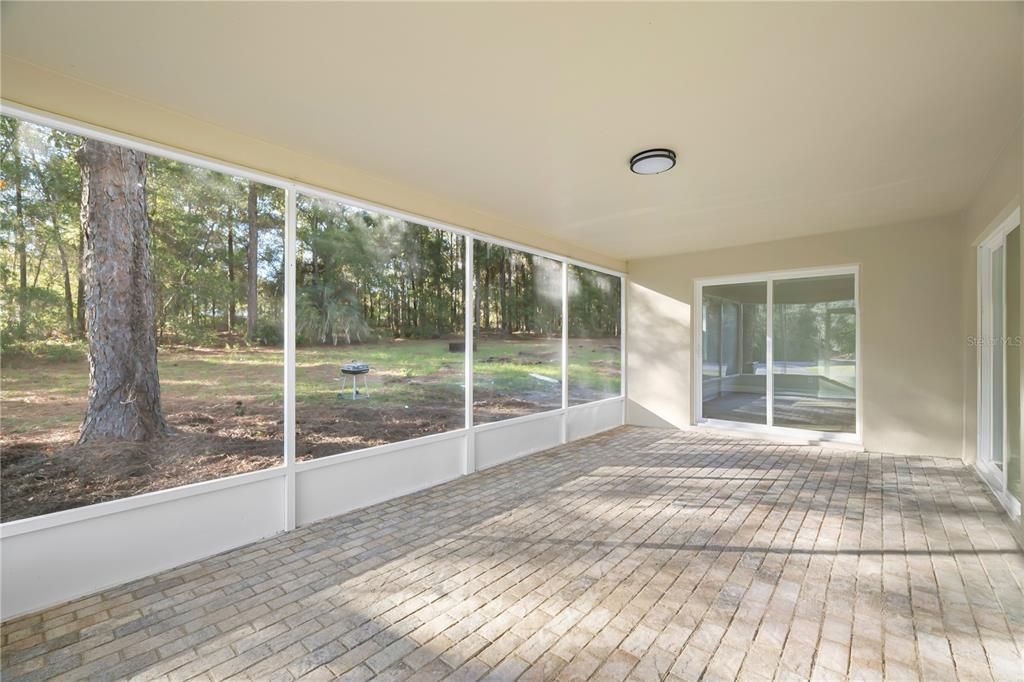 合同活跃: $300,000 (3 贝兹, 2 浴室, 1702 平方英尺)