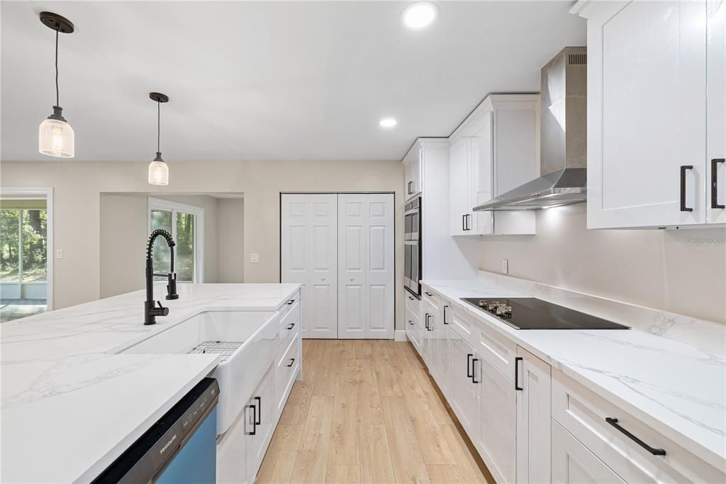 合同活跃: $300,000 (3 贝兹, 2 浴室, 1702 平方英尺)