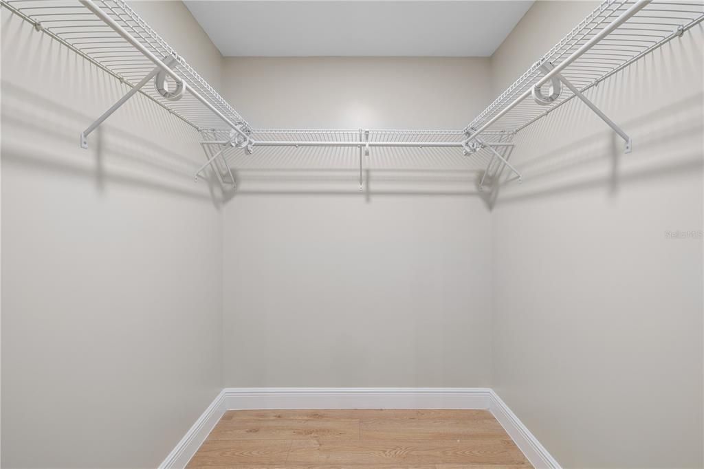 合同活跃: $300,000 (3 贝兹, 2 浴室, 1702 平方英尺)