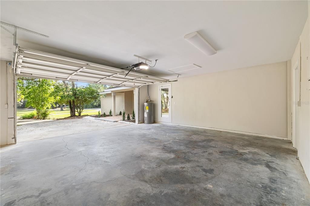 合同活跃: $300,000 (3 贝兹, 2 浴室, 1702 平方英尺)