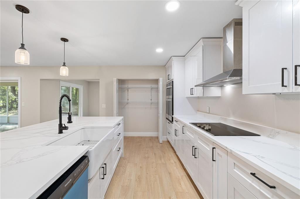 合同活跃: $300,000 (3 贝兹, 2 浴室, 1702 平方英尺)