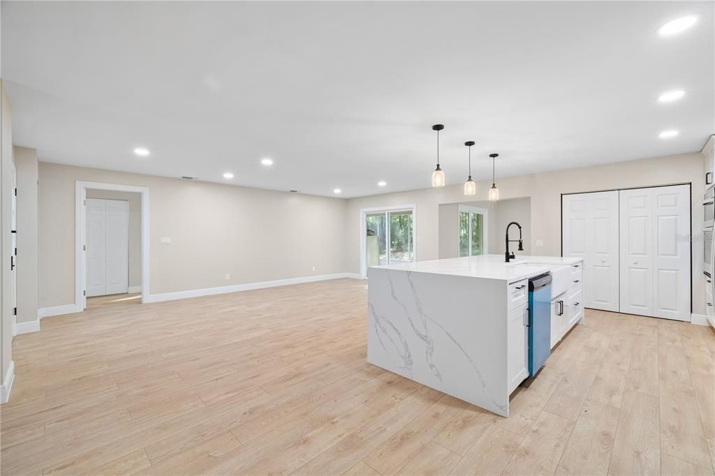 合同活跃: $300,000 (3 贝兹, 2 浴室, 1702 平方英尺)