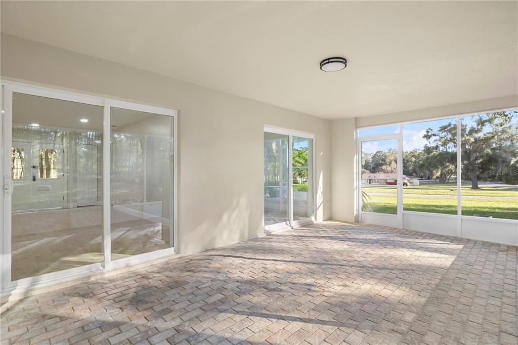 合同活跃: $300,000 (3 贝兹, 2 浴室, 1702 平方英尺)