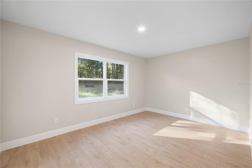 合同活跃: $300,000 (3 贝兹, 2 浴室, 1702 平方英尺)