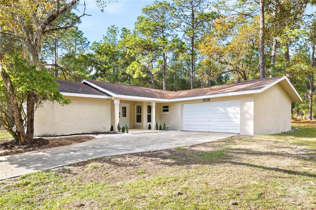 合同活跃: $300,000 (3 贝兹, 2 浴室, 1702 平方英尺)