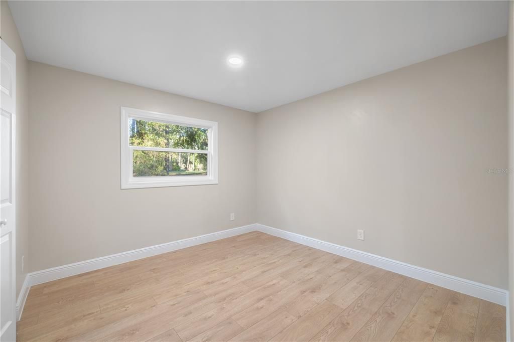 合同活跃: $300,000 (3 贝兹, 2 浴室, 1702 平方英尺)