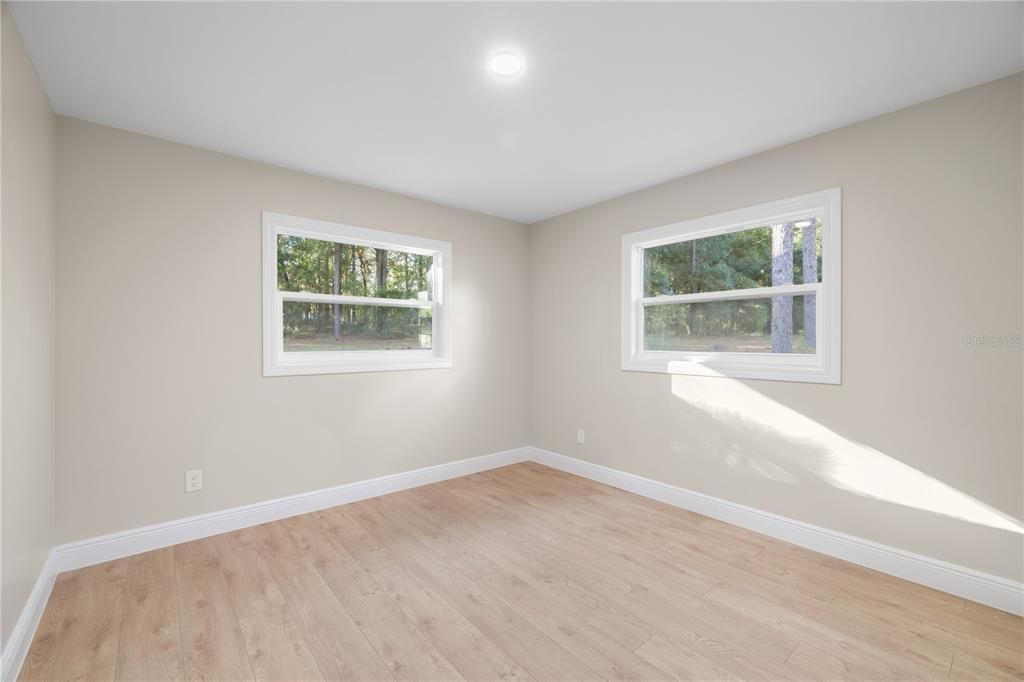 合同活跃: $300,000 (3 贝兹, 2 浴室, 1702 平方英尺)