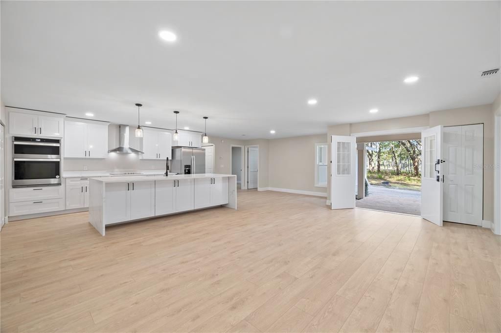 合同活跃: $300,000 (3 贝兹, 2 浴室, 1702 平方英尺)