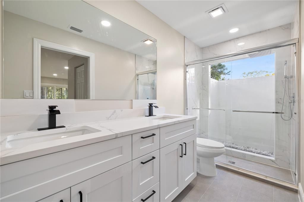 合同活跃: $300,000 (3 贝兹, 2 浴室, 1702 平方英尺)