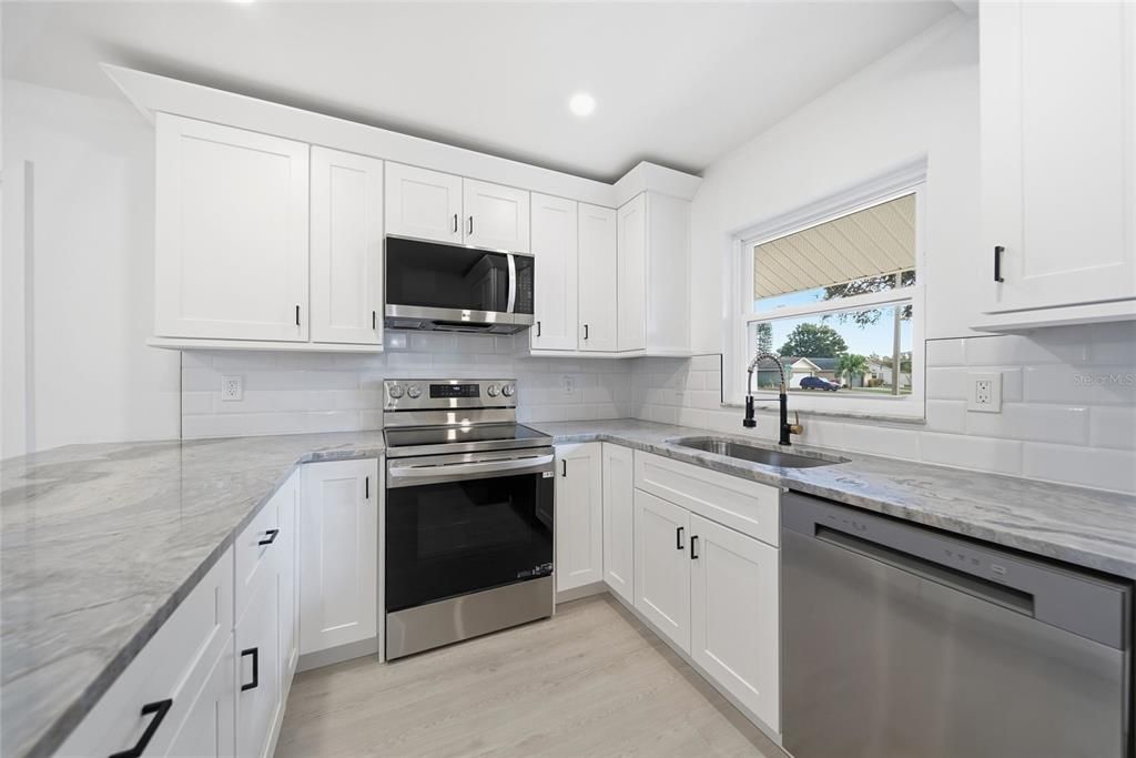 Под контрактом: $435,000 (3 спален, 2 ванн, 1182 Квадратных фут)