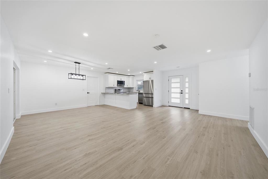 Под контрактом: $435,000 (3 спален, 2 ванн, 1182 Квадратных фут)