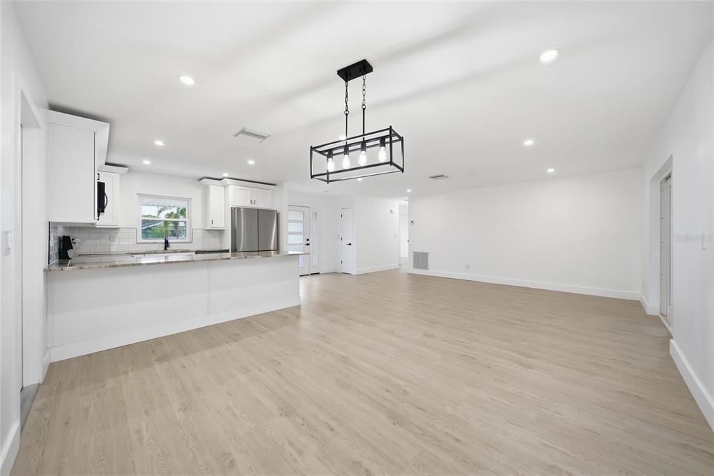 Под контрактом: $435,000 (3 спален, 2 ванн, 1182 Квадратных фут)