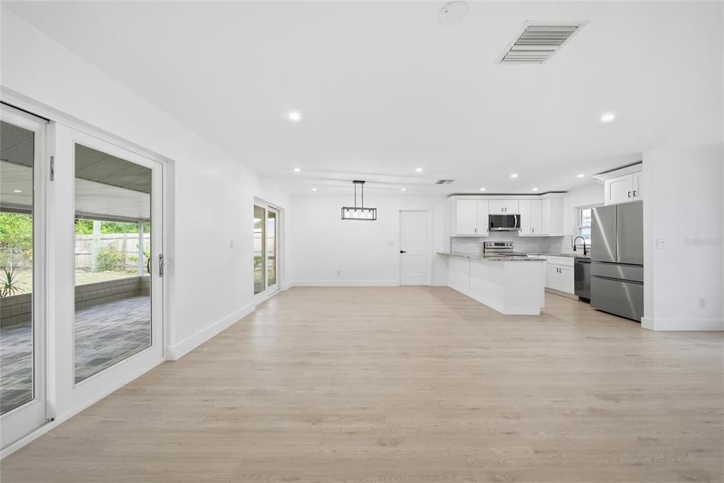 Под контрактом: $435,000 (3 спален, 2 ванн, 1182 Квадратных фут)