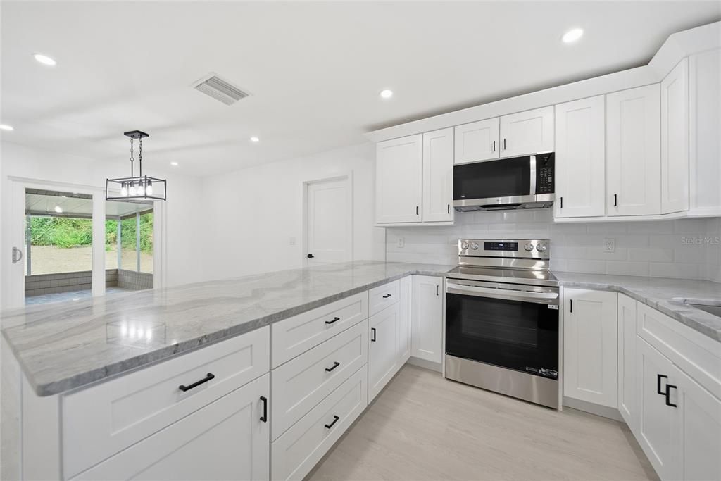 Под контрактом: $435,000 (3 спален, 2 ванн, 1182 Квадратных фут)