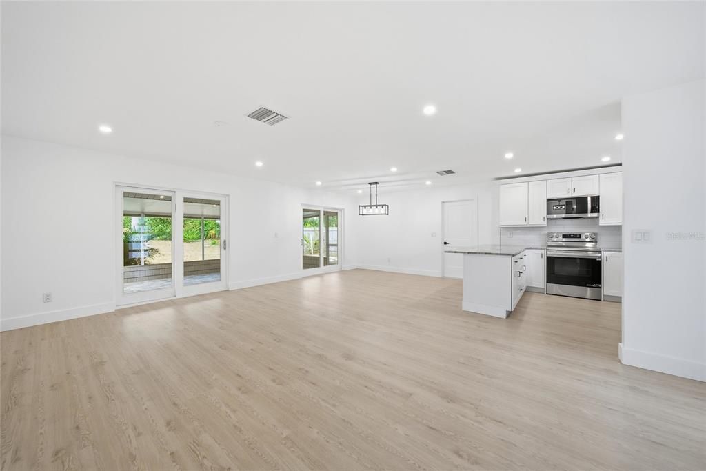 Под контрактом: $435,000 (3 спален, 2 ванн, 1182 Квадратных фут)