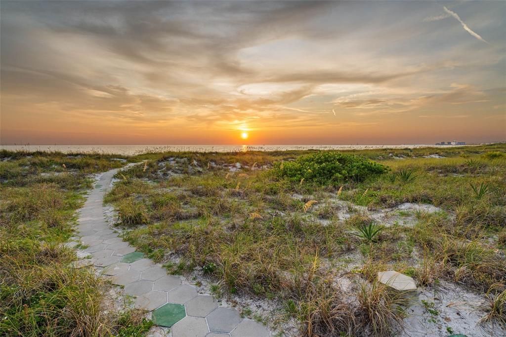 На продажу: $599,000 (3 спален, 2 ванн, 1407 Квадратных фут)