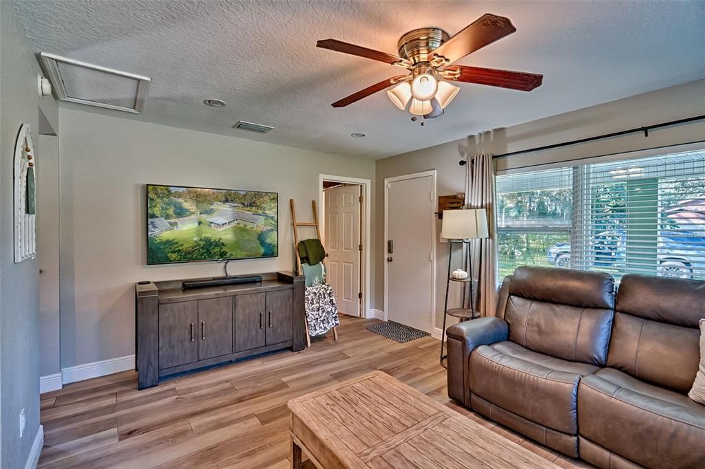 待售: $249,998 (2 贝兹, 2 浴室, 1267 平方英尺)