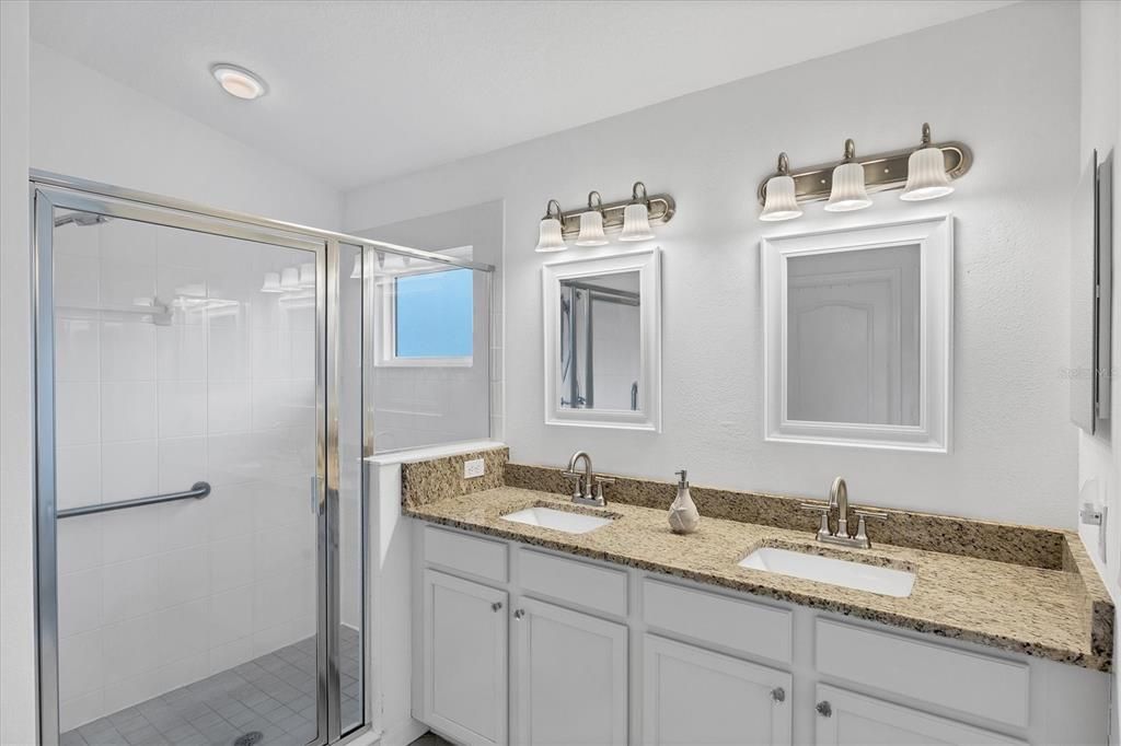 Activo con contrato: $329,000 (3 camas, 2 baños, 1833 Pies cuadrados)