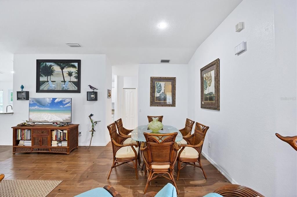 Activo con contrato: $329,000 (3 camas, 2 baños, 1833 Pies cuadrados)