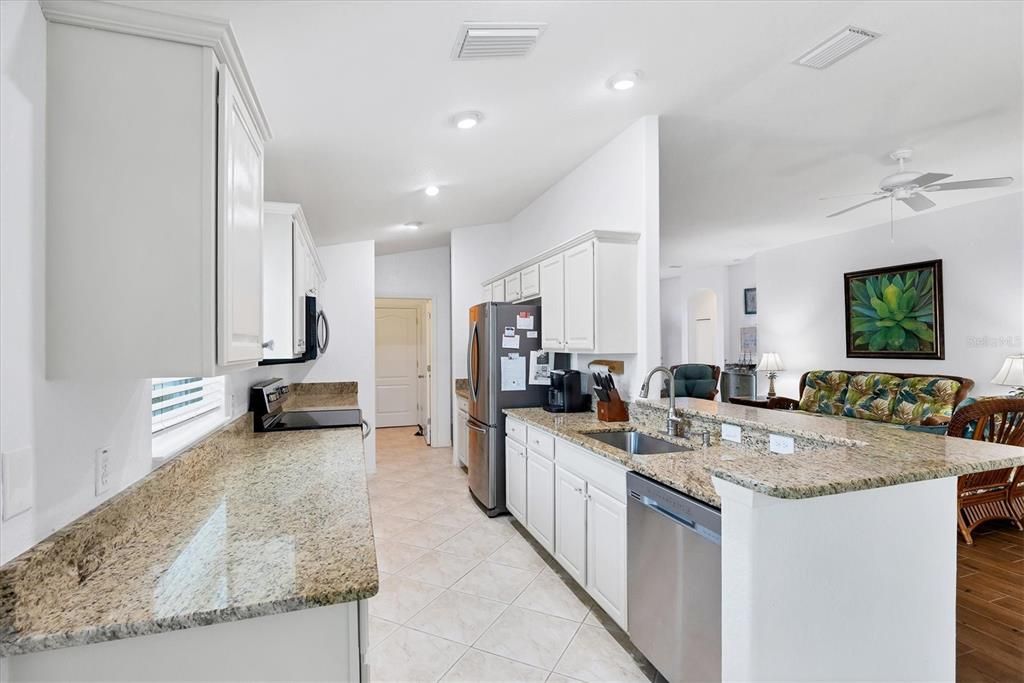 Activo con contrato: $329,000 (3 camas, 2 baños, 1833 Pies cuadrados)