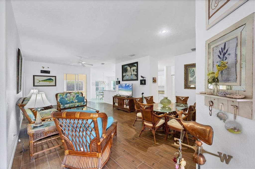 Activo con contrato: $329,000 (3 camas, 2 baños, 1833 Pies cuadrados)