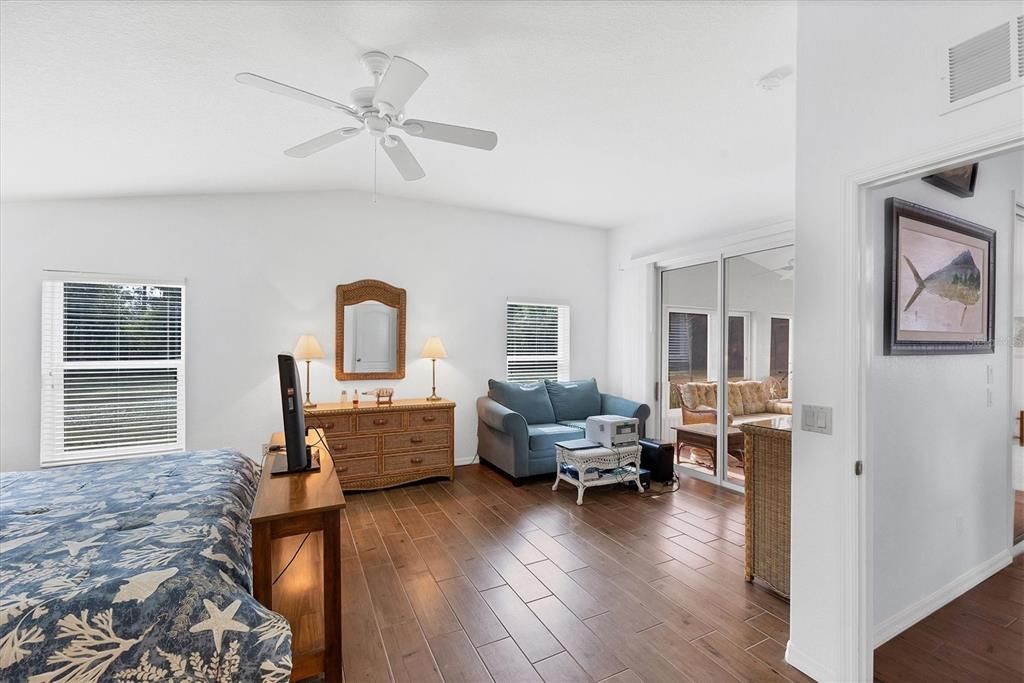 Activo con contrato: $329,000 (3 camas, 2 baños, 1833 Pies cuadrados)