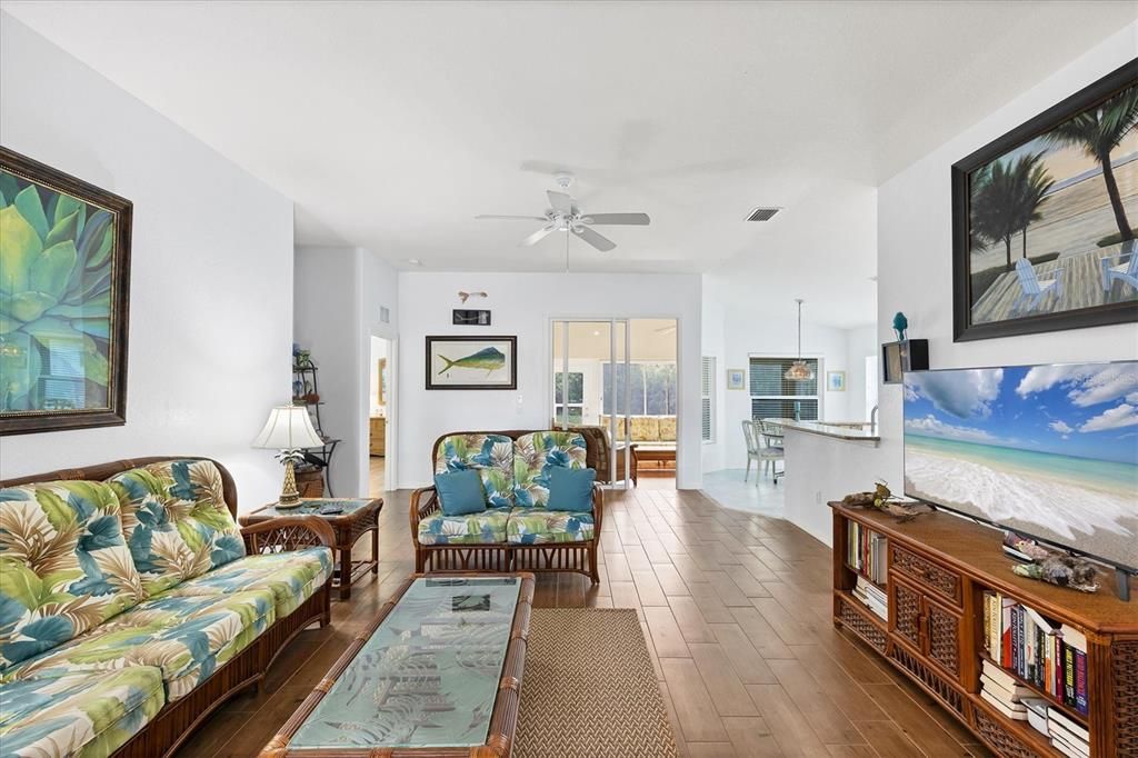 Activo con contrato: $329,000 (3 camas, 2 baños, 1833 Pies cuadrados)