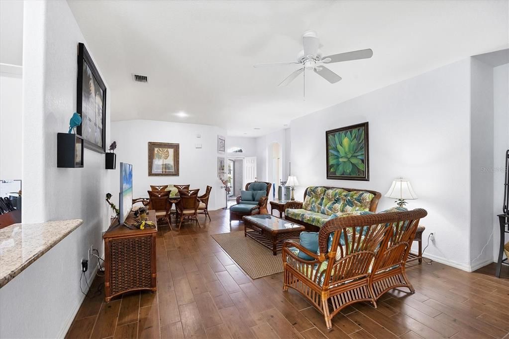 Activo con contrato: $329,000 (3 camas, 2 baños, 1833 Pies cuadrados)