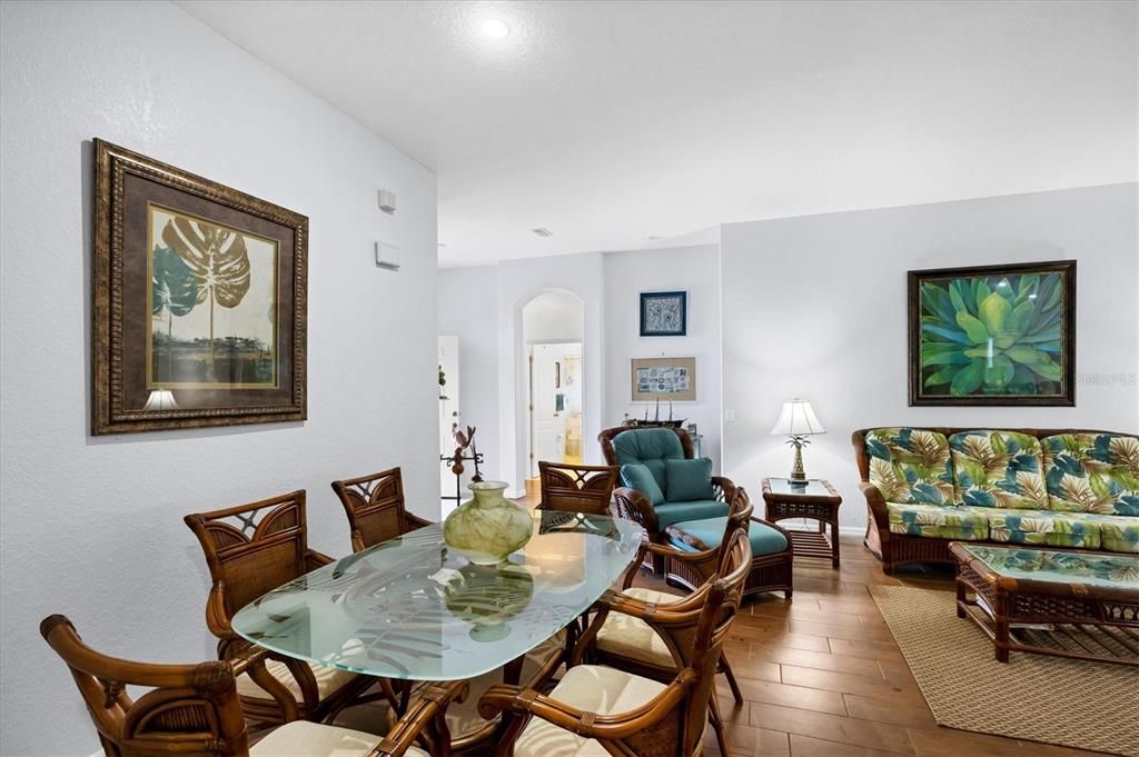 Activo con contrato: $329,000 (3 camas, 2 baños, 1833 Pies cuadrados)