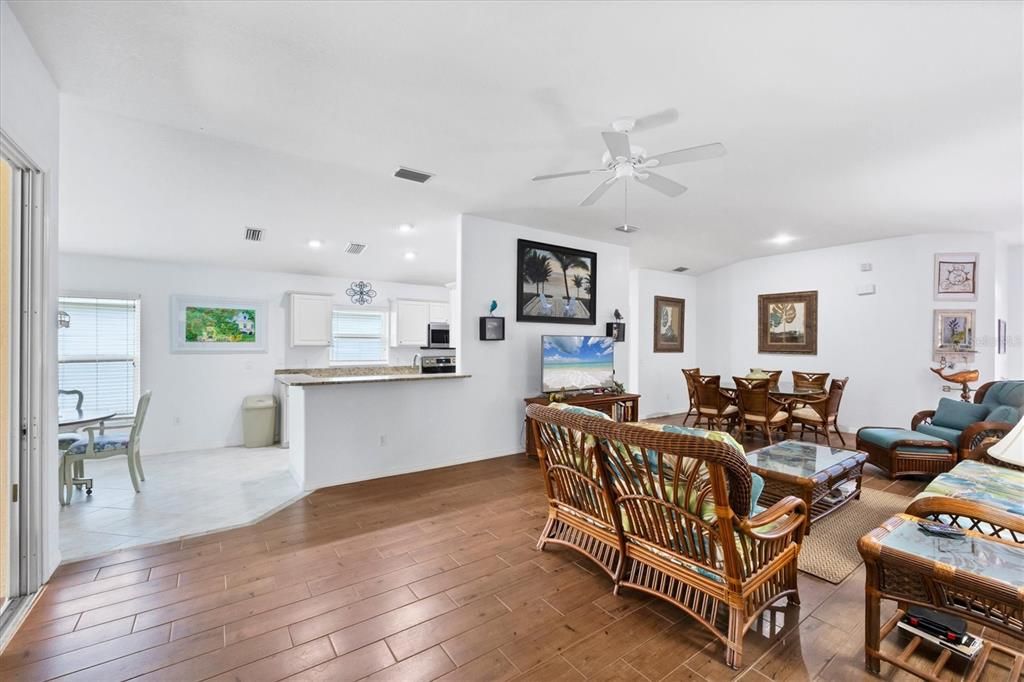 Activo con contrato: $329,000 (3 camas, 2 baños, 1833 Pies cuadrados)