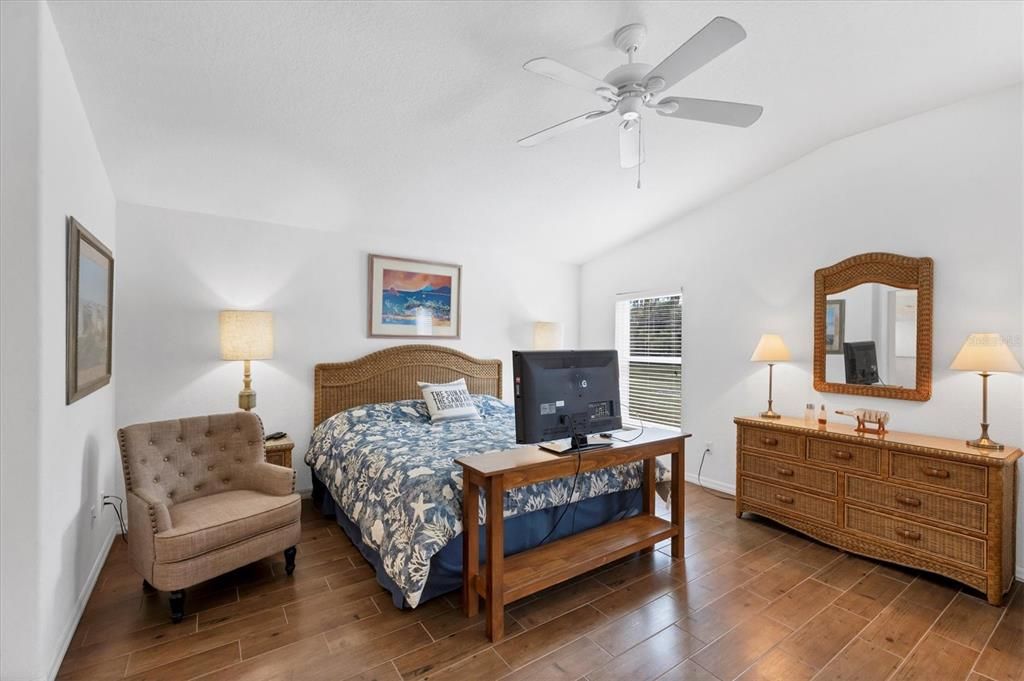 Activo con contrato: $329,000 (3 camas, 2 baños, 1833 Pies cuadrados)