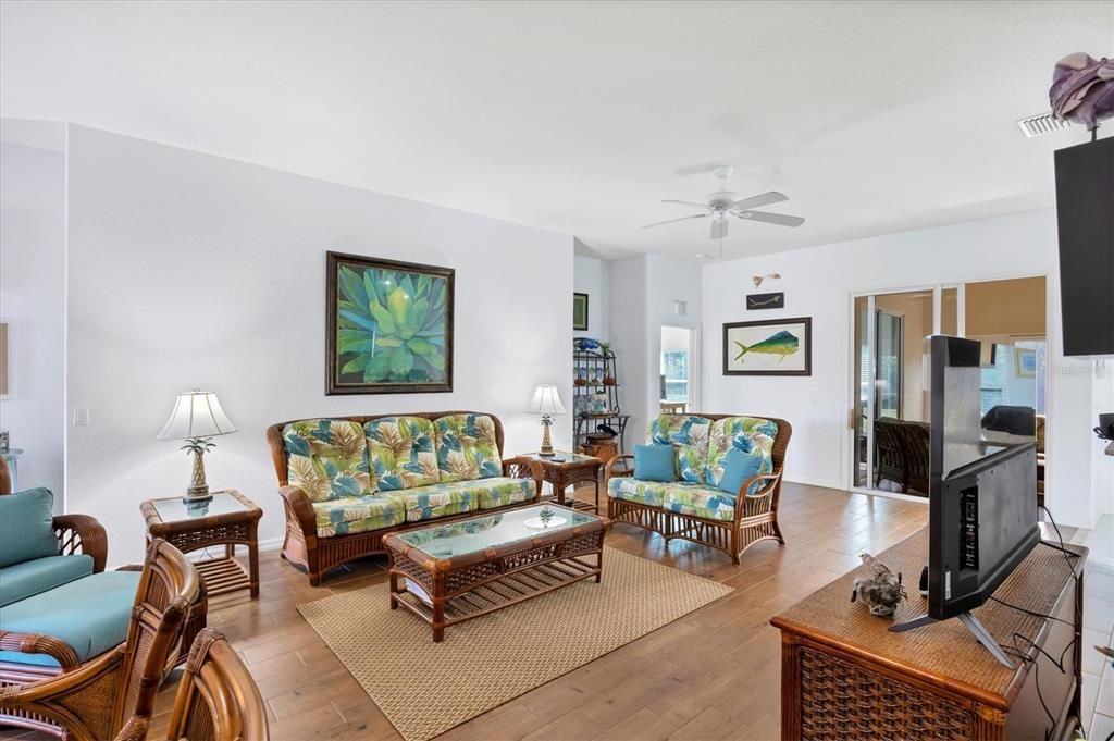 Activo con contrato: $329,000 (3 camas, 2 baños, 1833 Pies cuadrados)