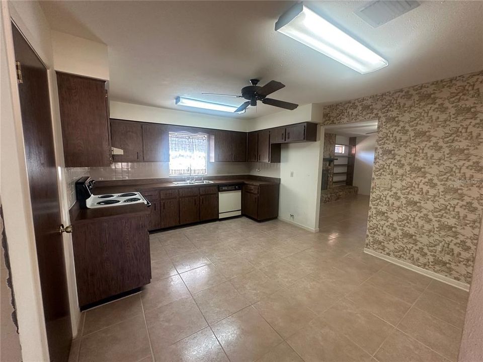 Active With Contract: $374,000 (4 beds, 2 baths, 1855 Square Feet)