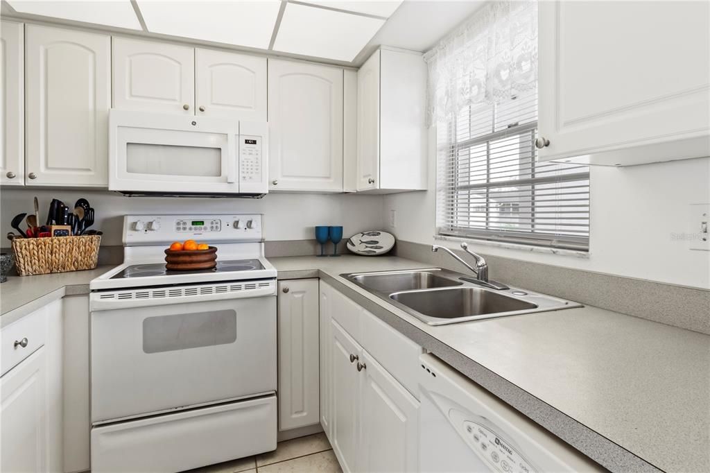 For Sale: $119,900 (2 beds, 1 baths, 951 Square Feet)