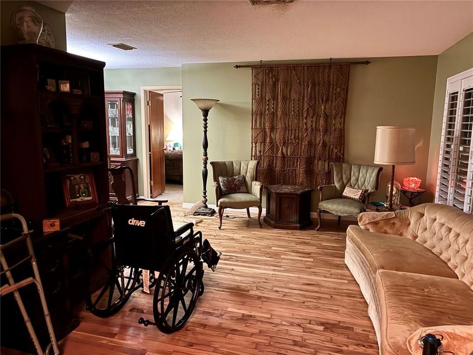 Activo con contrato: $449,900 (4 camas, 3 baños, 1829 Pies cuadrados)