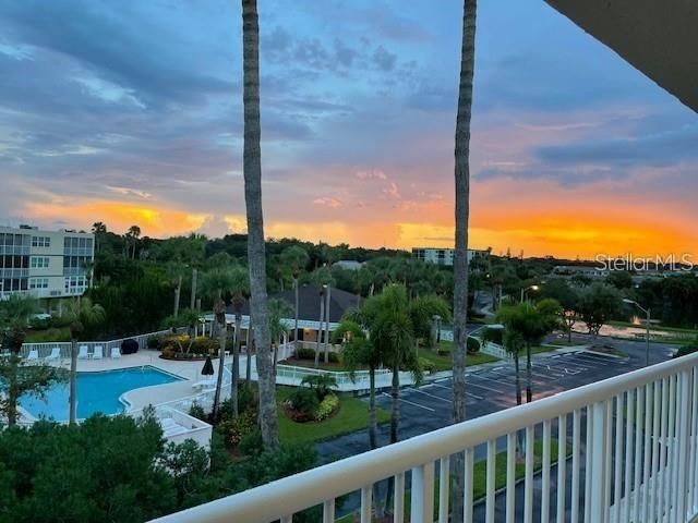 Под контрактом: $289,900 (2 спален, 2 ванн, 1205 Квадратных фут)